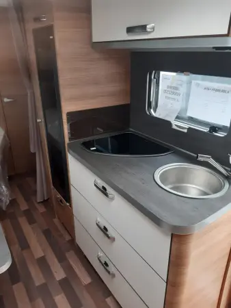 Weinsberg CaraOne 500FDK Klíma, Solar, Markíza, Mover, Nosič, TV / K odberu od 14.07.2026 - fotografie 7