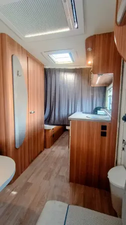Weinsberg CaraOne W51, mover, předstan, oddělené postele - fotografie 9