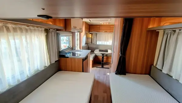 Weinsberg CaraOne W51, mover, předstan, oddělené postele - fotografie 12